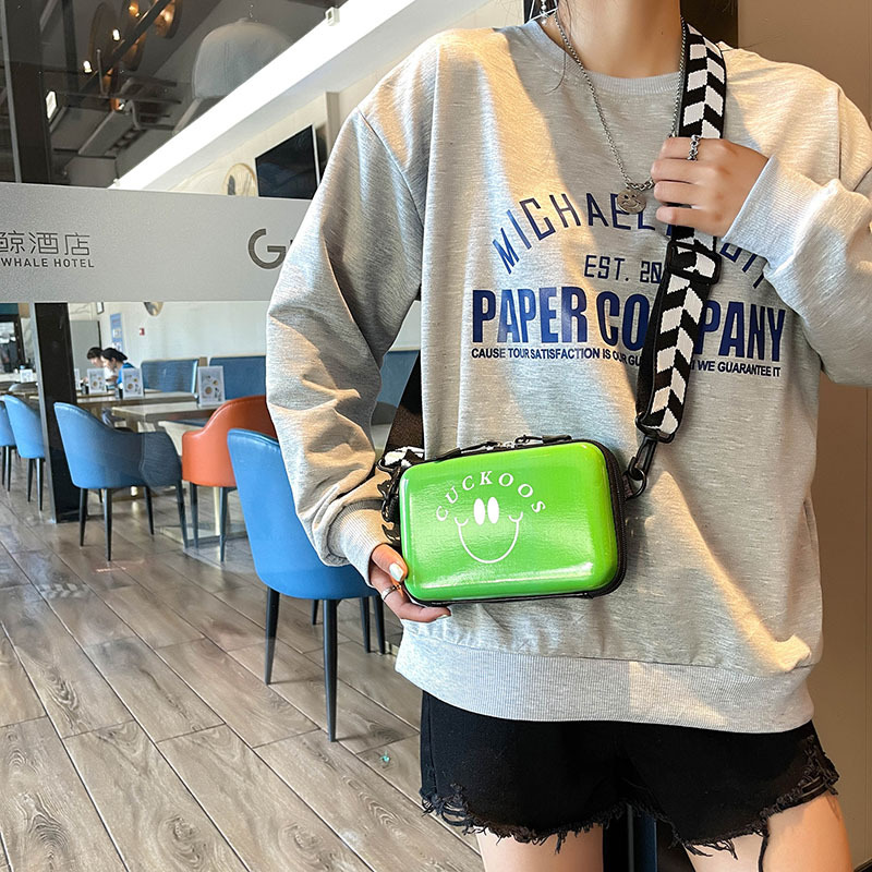 Crossbody bag, personalized ins small bag, square box, 2021 Summer new style fashionable youth cartoon trend Japanese single-shoulder bag details Picture