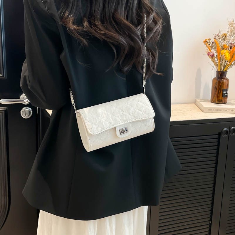 A new small chanel-style hand-held women's bag with diamond-shaped embroidery thread and beaded design, a high-end chain single-shoulder crossbody bag for women details Picture