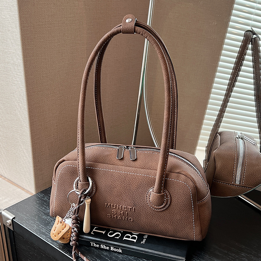 Korean version niche design matte hand-held bowling bag for women, 2024 new retro underarm bag, commuter single-shoulder bag full figure