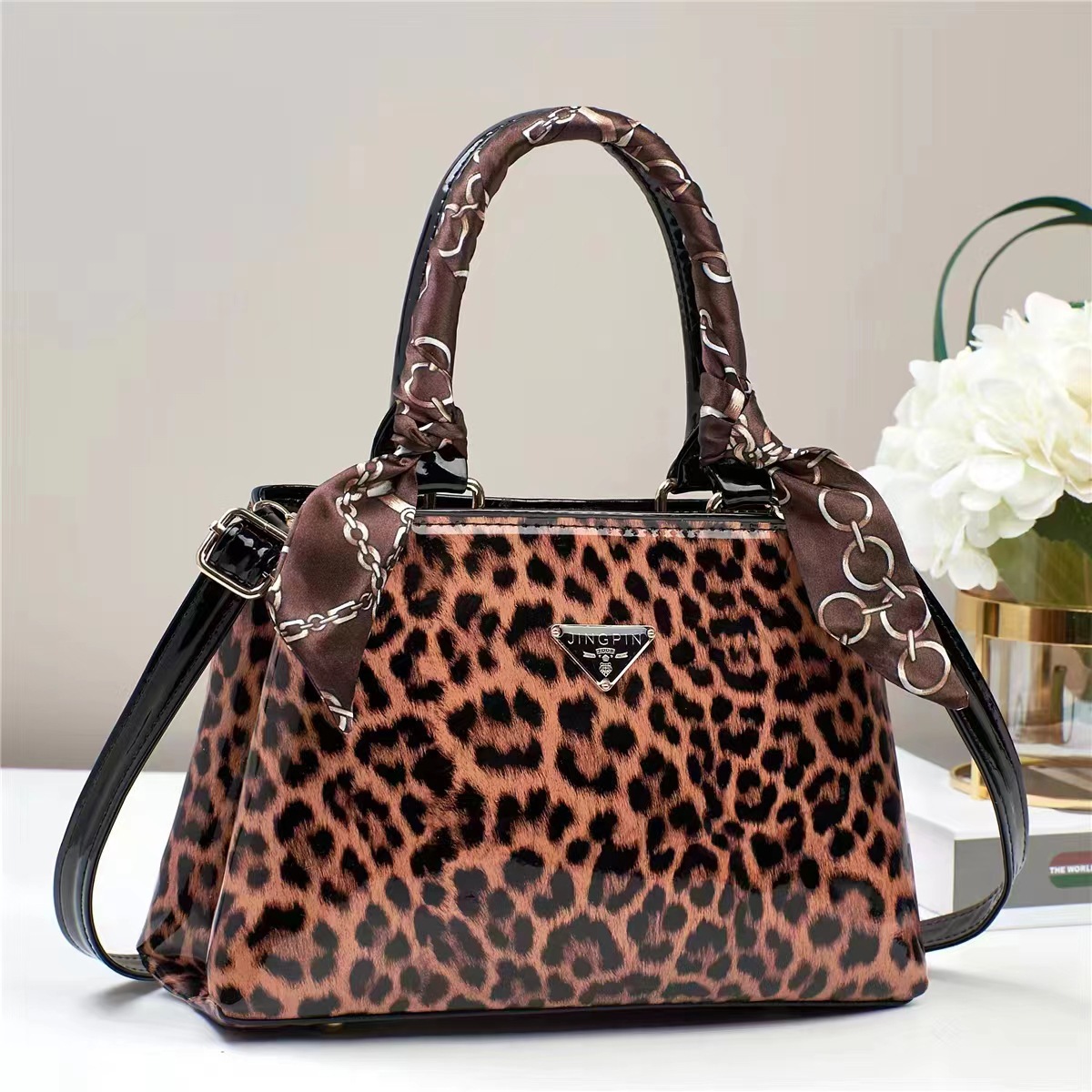 This retro leopard print handbag is a new, simple, niche and versatile single-shoulder crossbody bag with a stylish and elegant texture Specification drawing