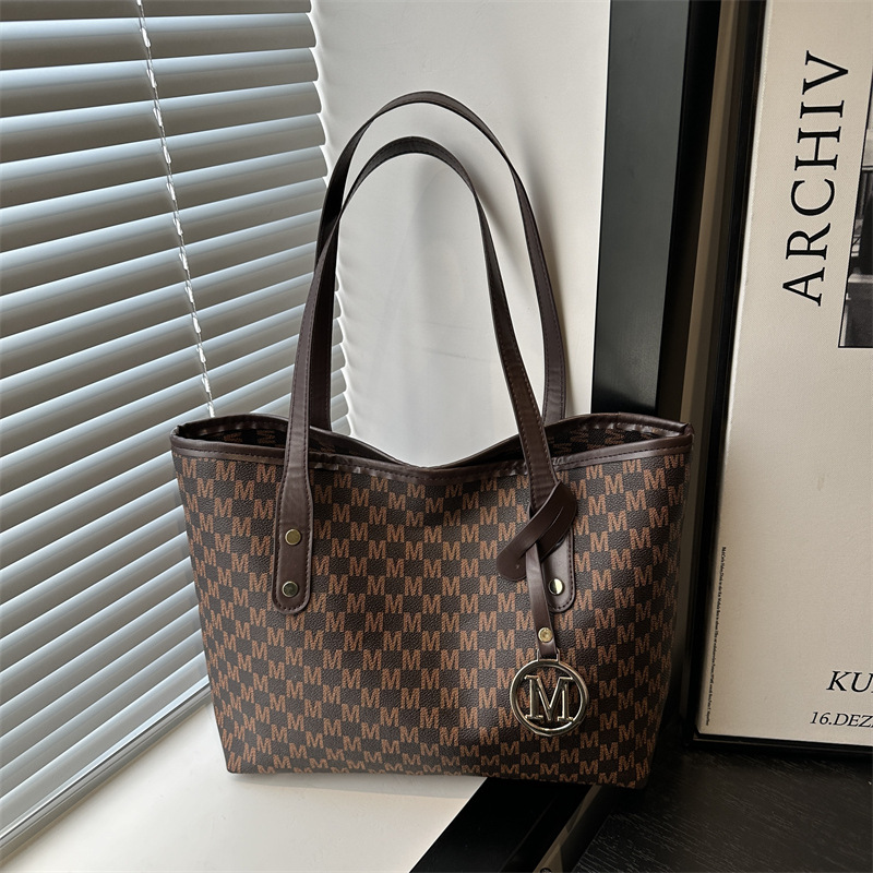 "Commuter Tote bag for Women 2025 New Spring Niche Fashion single-shoulder bag with large capacity handbag. full figure