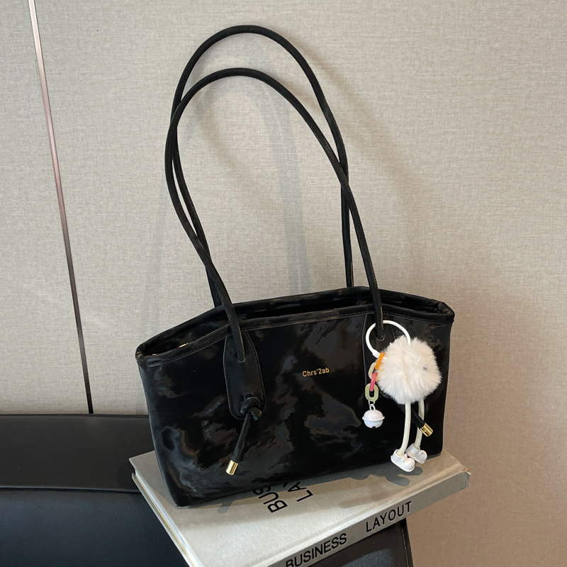 Retro baguette underarm bag for women, 2025 new high-end texture tote bag, trendy and versatile for commuting, hand and shoulder bag Application Scenario