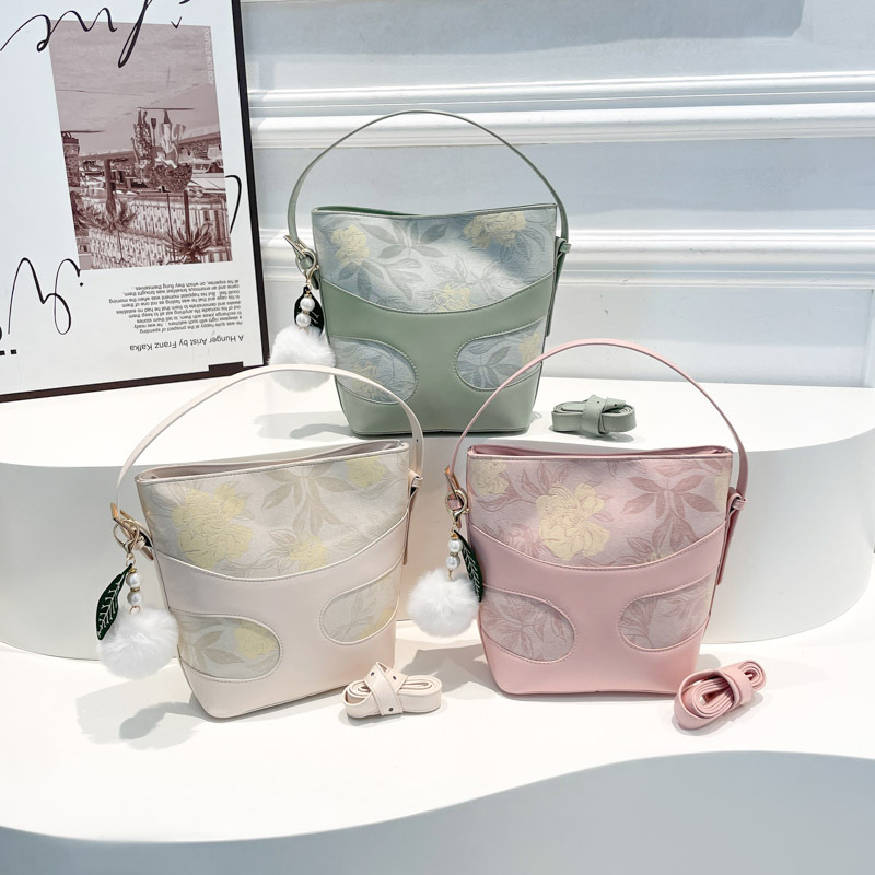 Cross-border Trend 2025 New style bag: Fashionable and retro handbag, single-shoulder crossbody bucket bag, women's bag Application Scenario