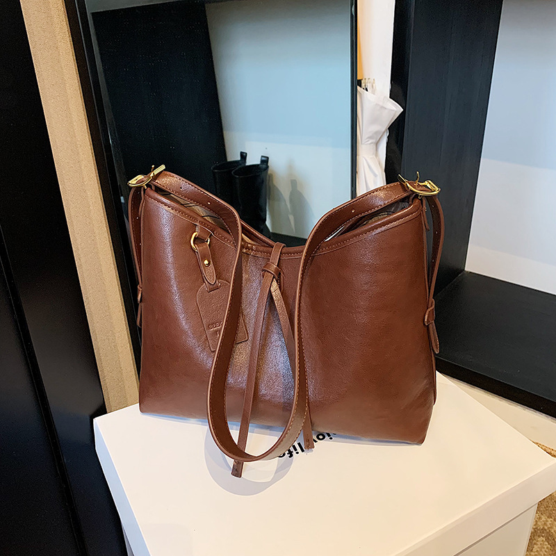 High-end retro large-capacity bag for women, 2024 new retro Maillard single-shoulder bag, commuter crossbody tote bag details Picture