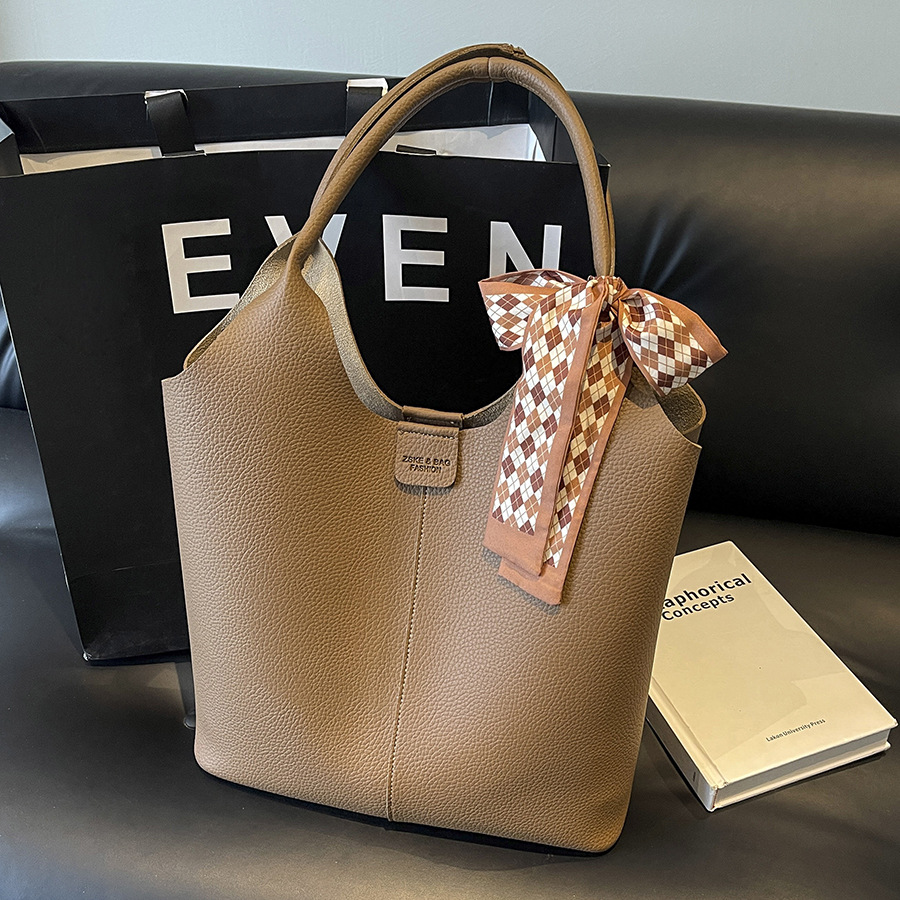 A large capacity bucket bag for work and commuting, a new 2024 simple and casual single-shoulder bag for women, versatile and high-end underarm bag full figure
