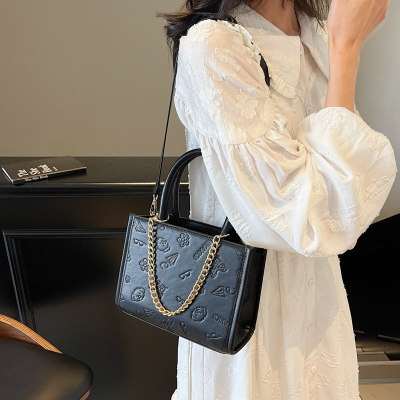 A new 2025 Korean style Instagram trendy, simple and casual single-shoulder bag with a high-end feel for women Application Scenario