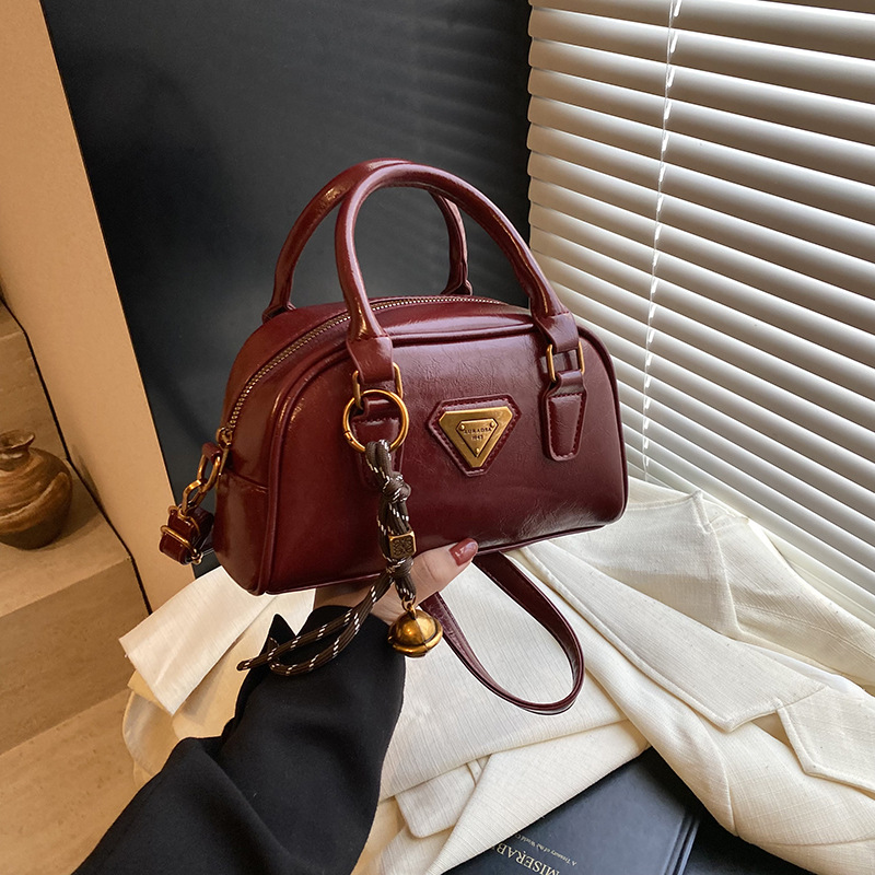 A retro and high-end bowling bag for women, a new fashionable and casual single-shoulder bag for 2024, a trendy and versatile crossbody bag details Picture