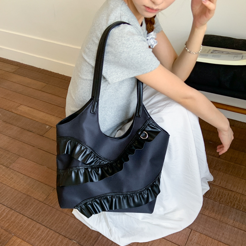 2025 New large-capacity tote bag, versatile bucket bag, stylish single-shoulder bag, fashionable underarm bag, solid-color women's bag Application Scenario