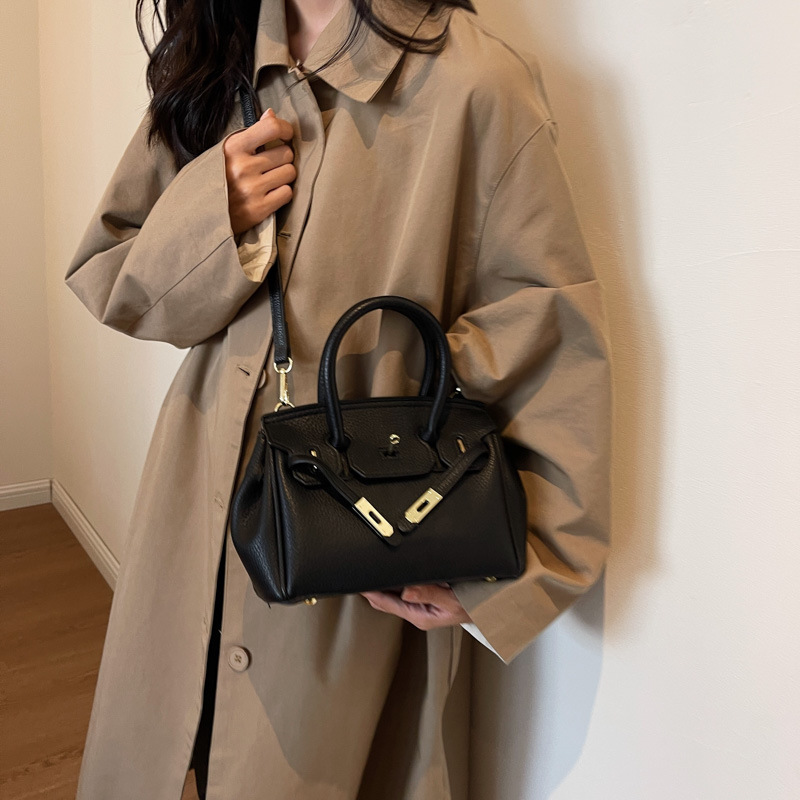 The new Korean version of a stylish handbag with a large capacity for women in 2025 features a simple and high-quality Kelly bag with a niche design and a crossbody bag Specification drawing