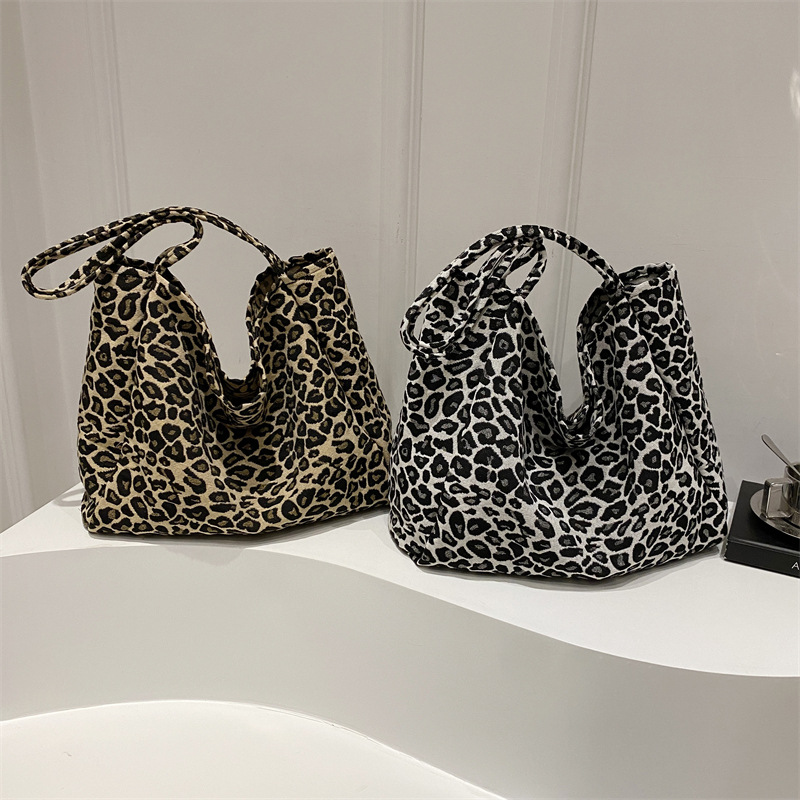 A high-end and versatile student single-shoulder crossbody bag with a retro leopard print lamp core velvet artistic canvas from Korean Instagram Application Scenario