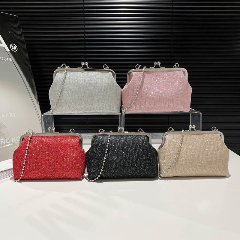 A new cross-border fashion and trend solid color design, gentle and elegant, versatile chain single-shoulder crossbody bag, stylish women's bag Application Scenario