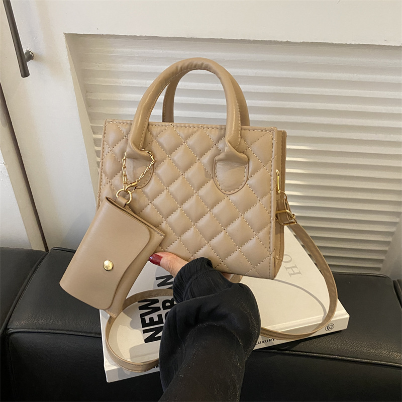 Embroidered thread quilted bag 2023 New style trendy and fashionable single-shoulder stylish small square bag, simple and individual hand-held crossbody bag Specification drawing