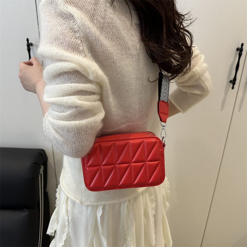 Korean trendy small square bag 2025 Summer new style bag, women's fashionable and simple single-shoulder bag, casual and individual crossbody bag details Picture