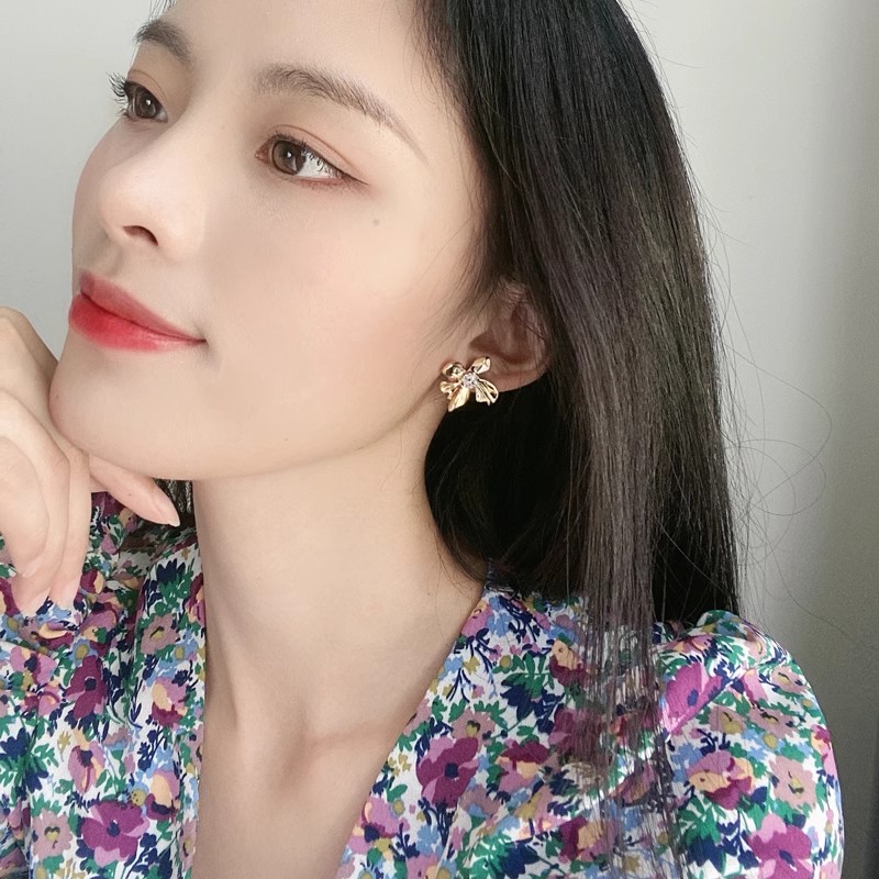Xuhui brand exquisite and light luxury copper plated with real gold and zirconia 925 silver needle flower stud earrings, fashionable and elegant details Picture