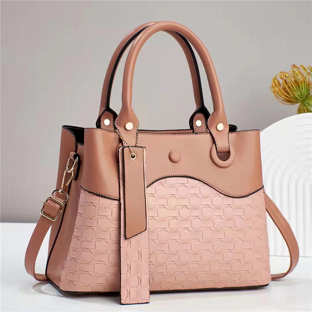 New women's bag, cross-border fashion, large-capacity mom bag, versatile handbag, simple shoulder bag, stylish checkered style Application Scenario