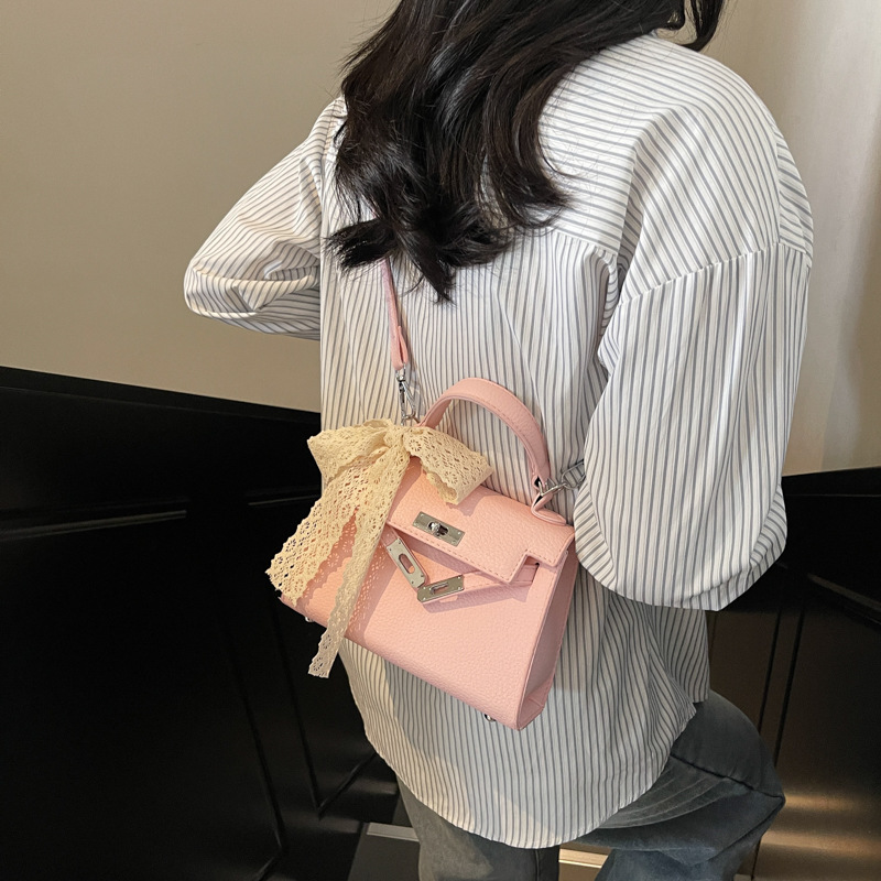 Cross-border lychee patterned soft leather hand-carried Kelly bag for women 2025 new style, elegant and versatile, single-shoulder crossbody small square bag Application Scenario
