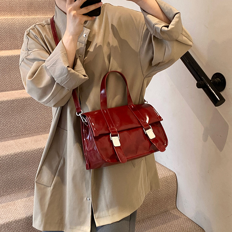 Large-capacity bag, retro and versatile underarm bag, 2024 new casual single-shoulder crossbody bag, hand-carry commuter messenger bag Application Scenario