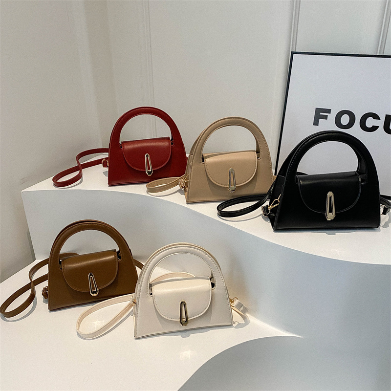 This is a trendy and stylish round-shaped handbag for the summer of 2024. It is a trendy and casual small square bag with a single shoulder Application Scenario