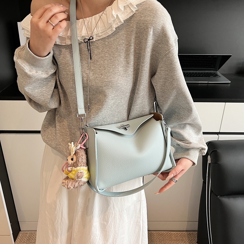 The 2025 new high-end and stylish lychee pattern hand-held underarm bag for women is fashionable and versatile. It's a single-shoulder crossbody bag for going out Application Scenario