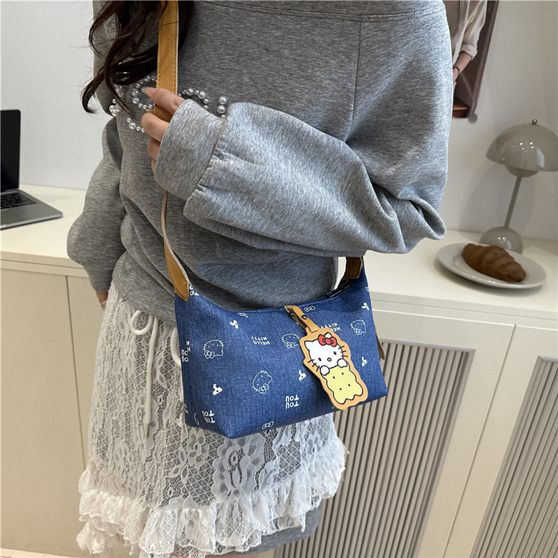 This printed hand-held denim underarm bag is lightweight, fashionable and in an ins laid-back style. It's a versatile single-shoulder women's bag for going out Specification drawing