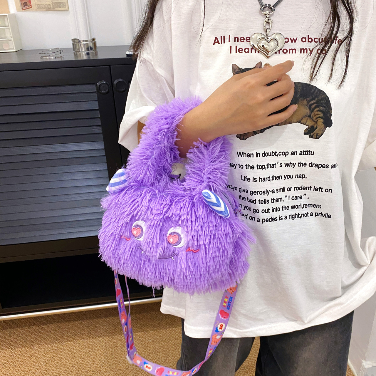 Cute one-eyed monster, furry, single-shoulder crossbody bag, mobile phone bag, women's bag, trendy Application Scenario