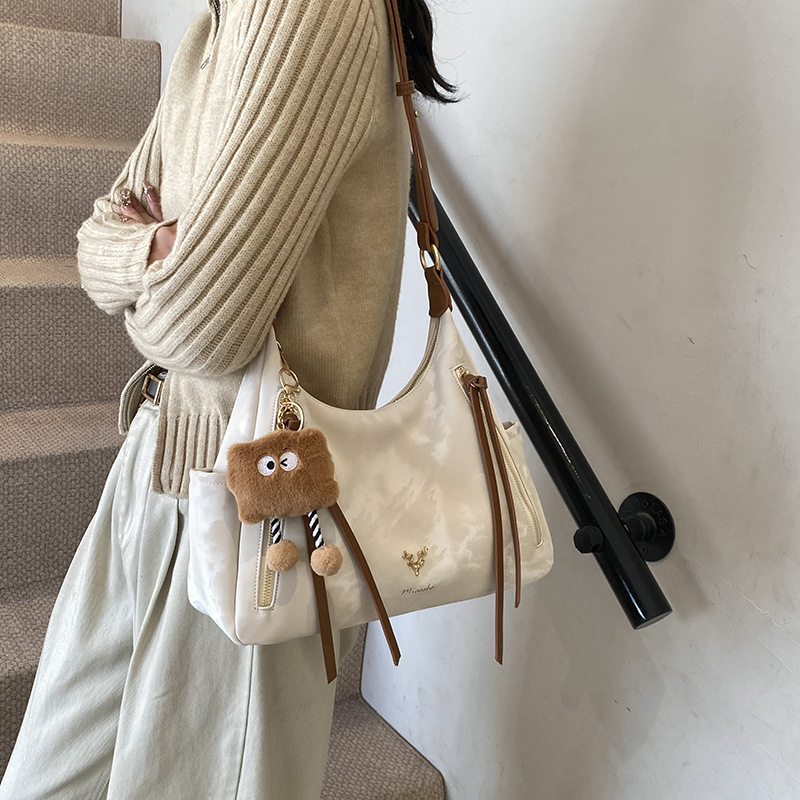 Casual commuting large-capacity women's 2025 new style, high-end and versatile crossbody bag, fashionable single-shoulder armpit bag Application Scenario