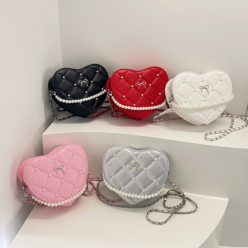 New Spring/Summer 2025 Chanel diamond-shaped chain bag, heart-shaped cute crossbody bag for women and commuter bags Application Scenario