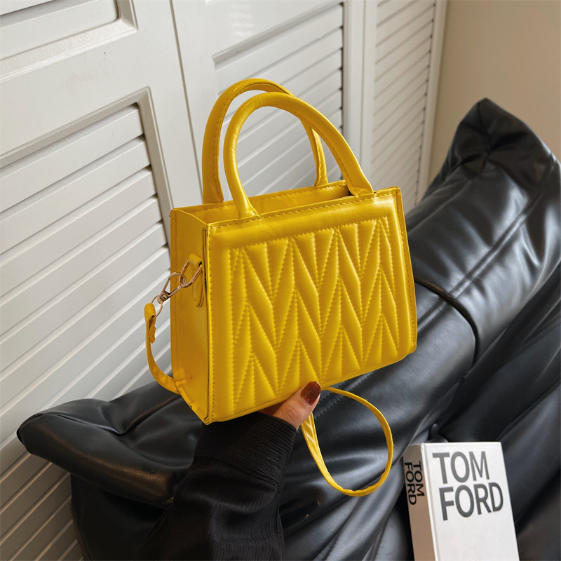 Fashionable and textured pleated women's bag 2023 winter new solid color handbag, stylish commuting single-shoulder crossbody bag full figure