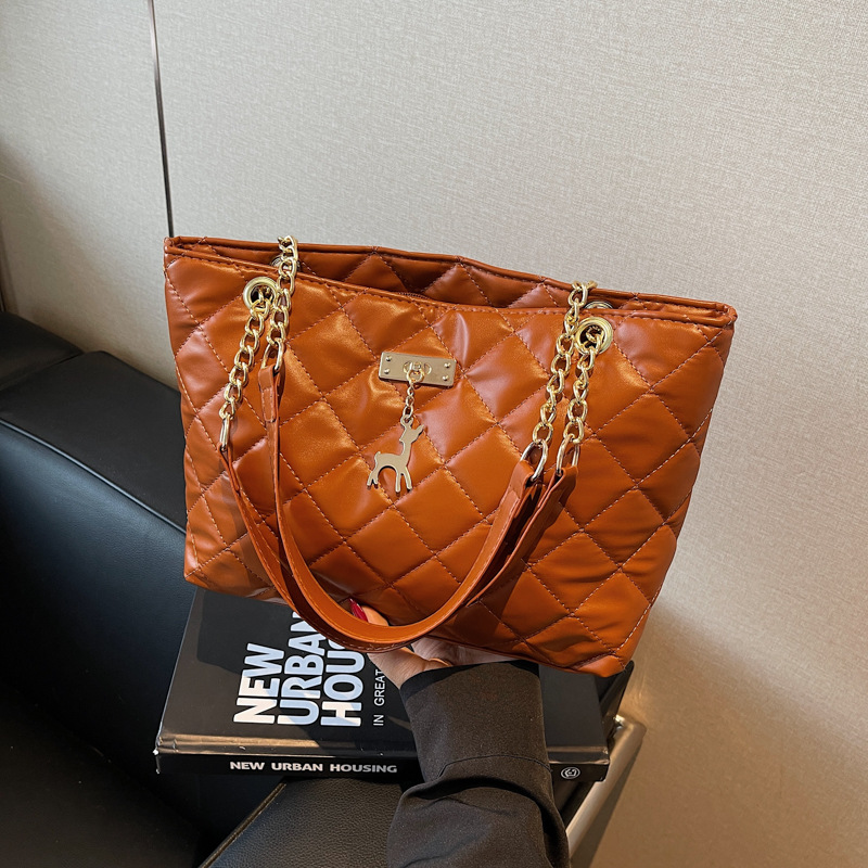 This is a new spring 2025 stylish and trendy single-shoulder tote bag with a unique design for women full figure