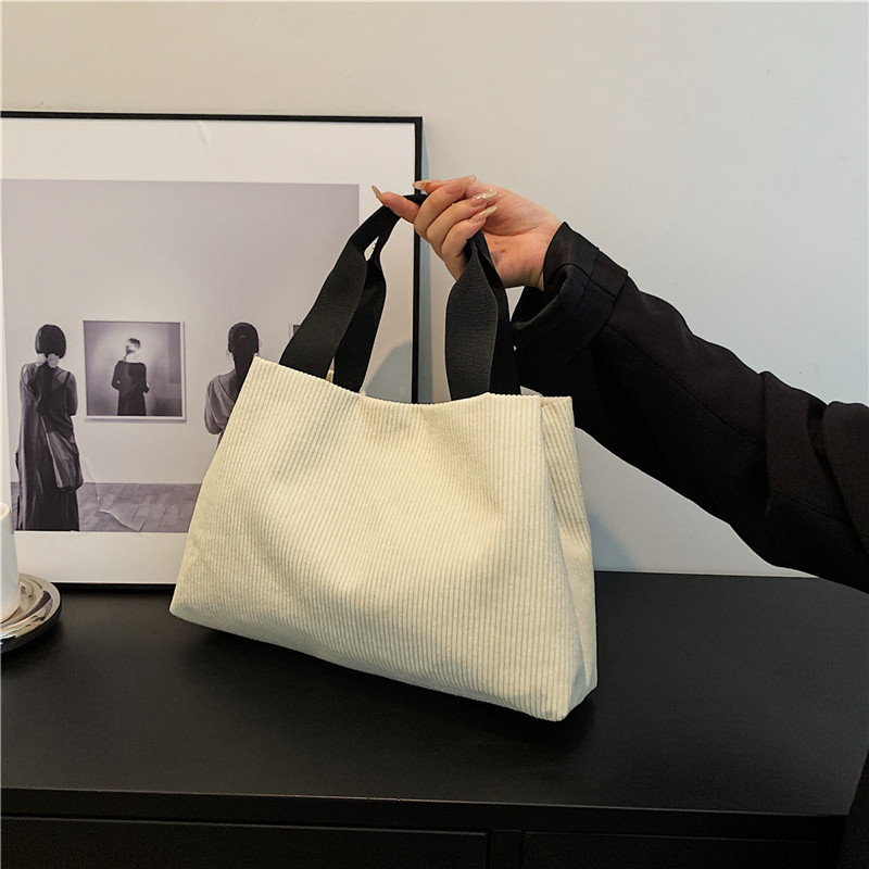 The 2024 new tote bag for women is a simple single-shoulder handbag with a large bucket capacity. It is a gentle and trendy bag for Japanese women full figure