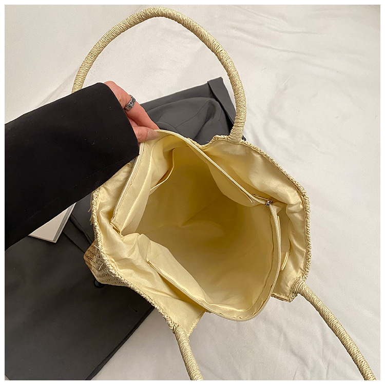 Seaside beach vacation straw woven bag for women 2025 New style hollowed-out color-blocked single-shoulder bag with tassels and large capacity bucket bag Application Scenario