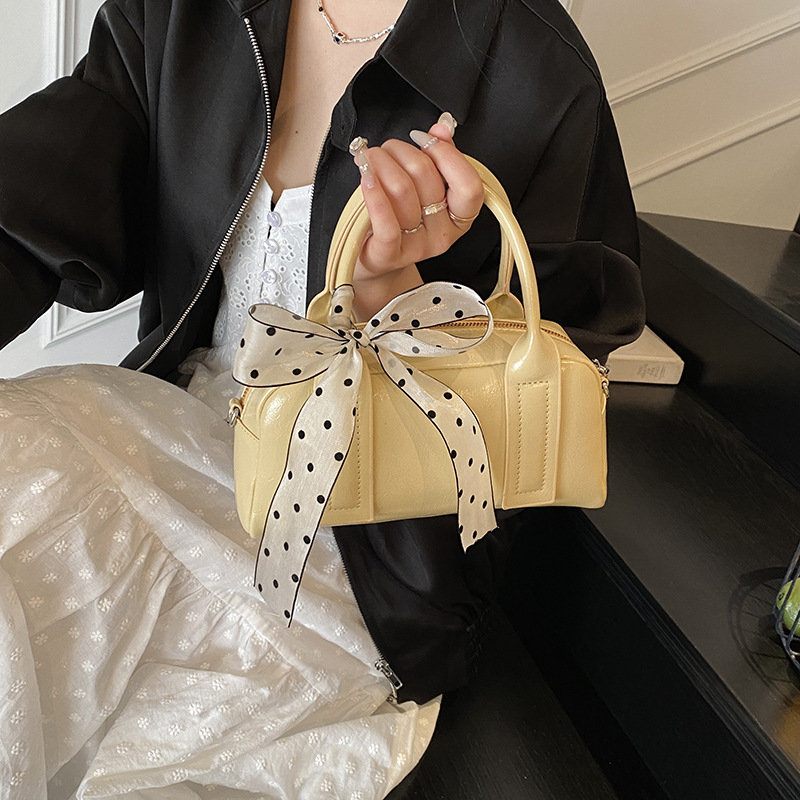 A new Korean version of a trendy and fashionable single-shoulder crossbody bag for women in 2025, featuring a niche design and a high-end feel details Picture