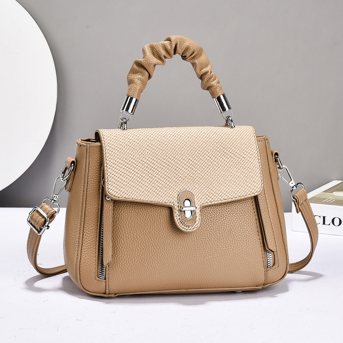 This is a new spring crossbody bag for women, a fashionable handbag for middle-aged ladies, a high-end single-shoulder bag, practical and simple Application Scenario