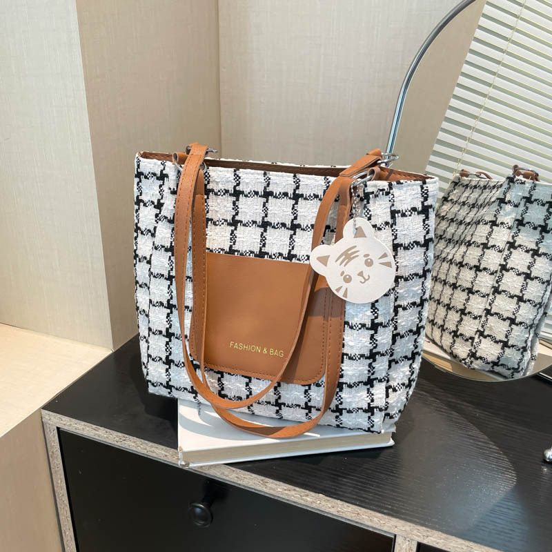 Color-blocking checkered large bag for women 2025 Korean version, new fashionable, casual and simple tote bag with large capacity bucket bag full figure