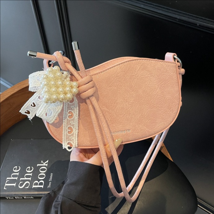 A niche underarm bag with a high-quality texture, a new summer 2025 solid color small square bag, a simple single-shoulder bag, and a versatile crossbody bag full figure