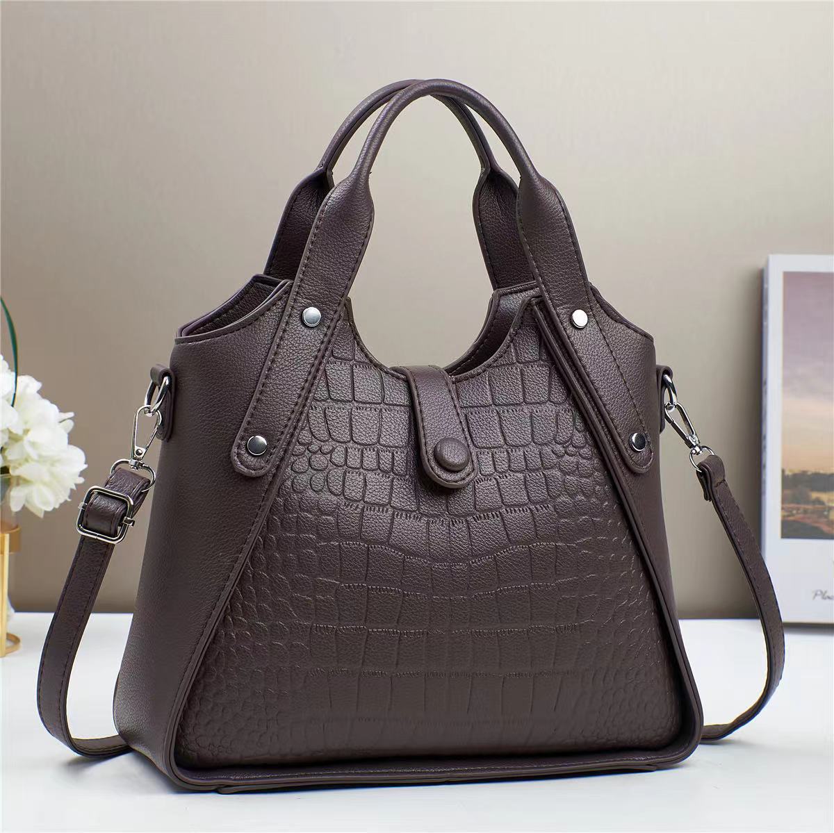 A new popular stone-patterned patchwork fashionable and versatile cross-border Korean-style women's handbag, single-shoulder crossbody bag Application Scenario
