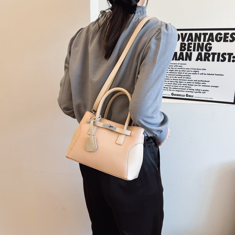 High-end, stylish handbag for women, 2025 new style, patchwork fashion single-shoulder bag, stylish, light luxury, versatile crossbody bag details Picture
