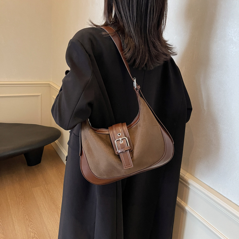 Casual retro Maillard large-capacity women's 2024 new style, high-end and versatile shoulder bag Application Scenario