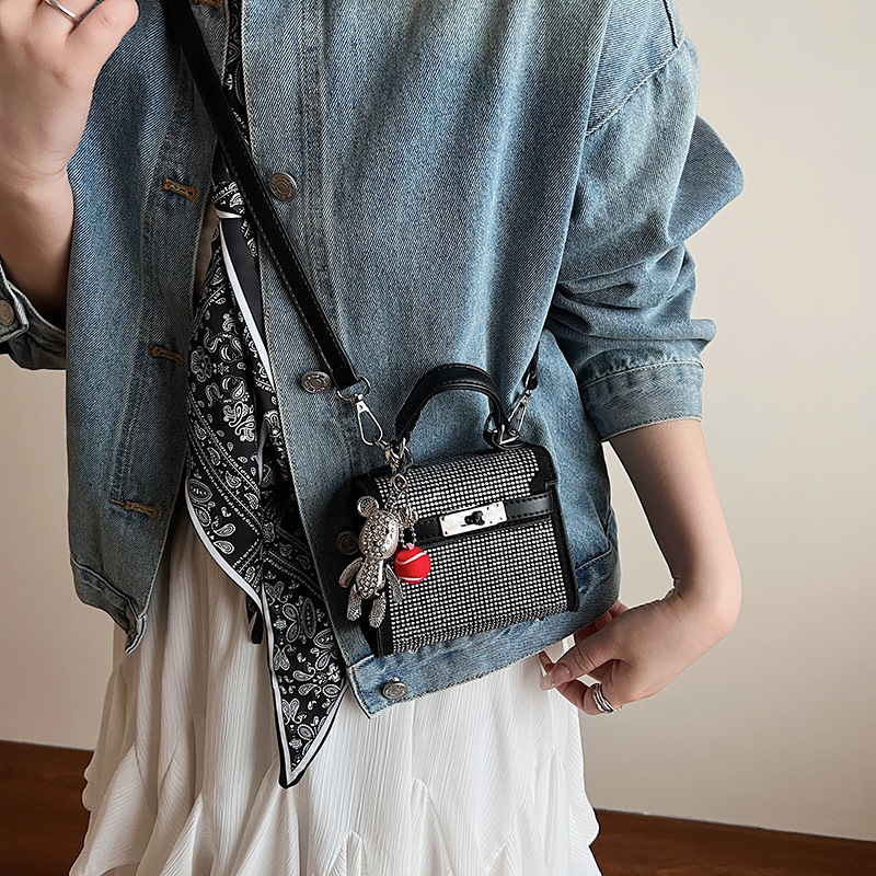 The high-end textured diamond-encrusted Kelly handbag is a new fashion and versatile crossbody bag for women in 2025. It is a trendy and niche single-shoulder bag Application Scenario