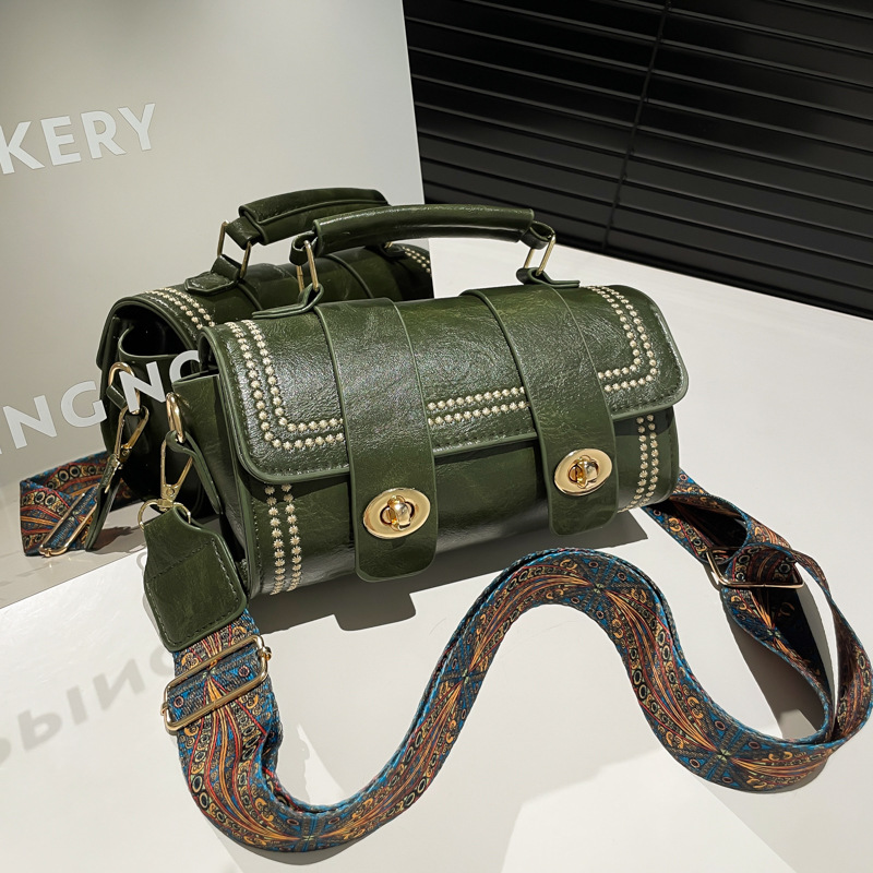 2025 New popular solid-color casual small bag for women, wide shoulder strap single-shoulder crossbody bag, fashionable small square bag full figure