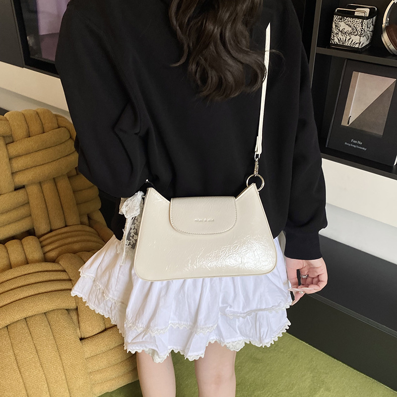 Cross-border super popular underarm bag 2025 New versatile women's bag, fashionable small square bag, Korean-style single-shoulder bag, commuter crossbody bag Application Scenario