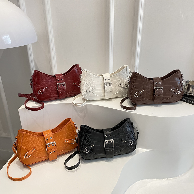 The trendy, individualistic, simple and niche design baguette bag is a stylish new summer 2025 ladies' single-shoulder crossbody bag Application Scenario