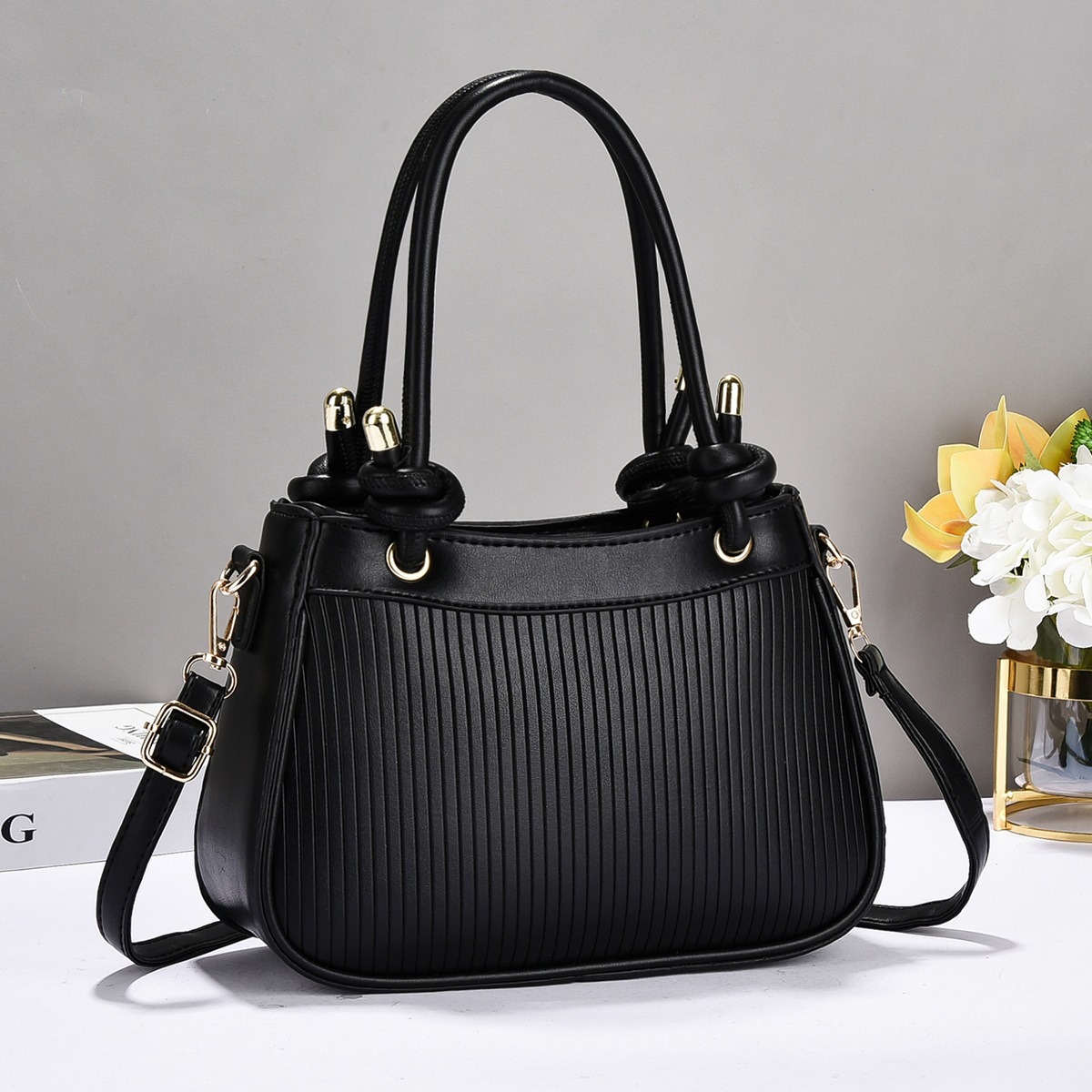 2025 New high-appearancelevel casual striped stylish handbag, horse fashion single-shoulder bag, large capacity cross-border trend full figure