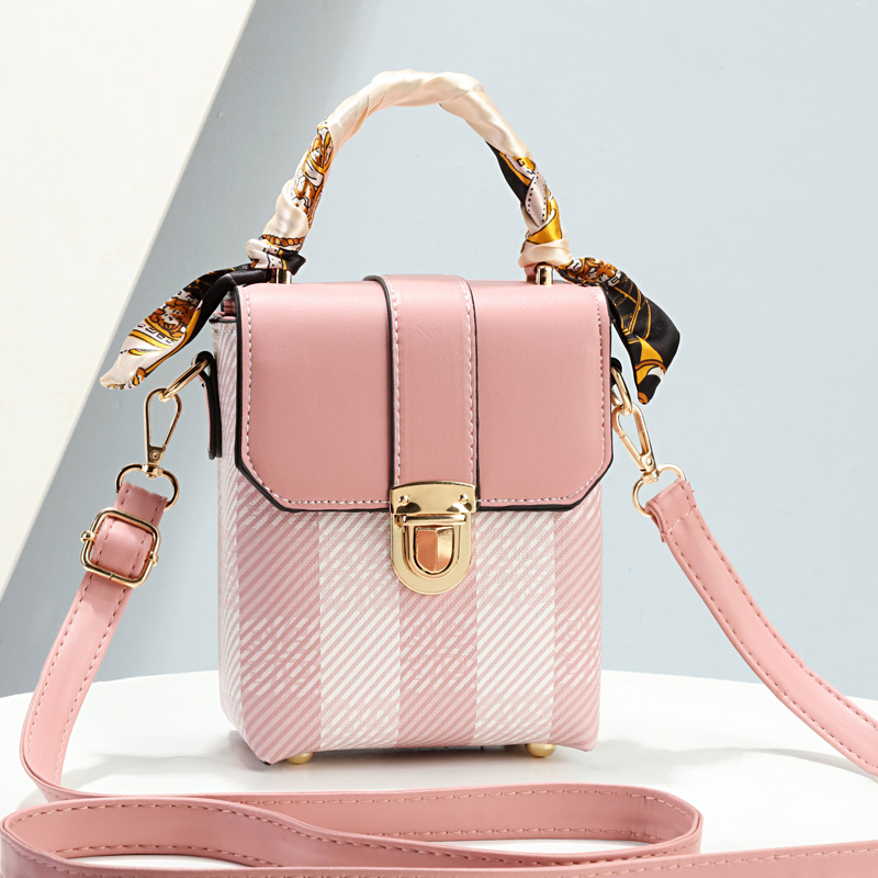 The checkered mobile phone bag is a high-end crossbody bag for women. It's a trendy 2023 summer mini bag for women and a small crossbody bag for mobile phones Specification drawing