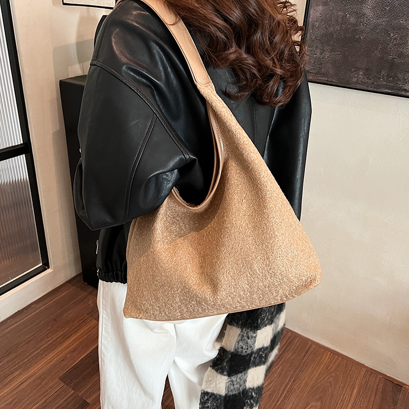 Casual retro large-capacity underarm bag for women, 2024 new style, fashionable, versatile and stylish single-shoulder bag, bucket bag Application Scenario