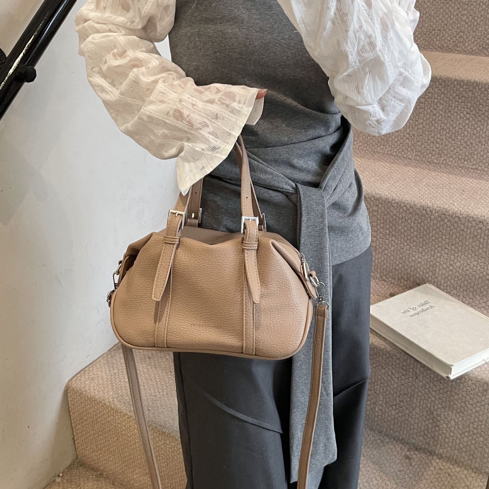High-end retro lychee pattern small bag for women, 2025 new spring trend underarm single-shoulder bag, hand-held Boston bag Application Scenario
