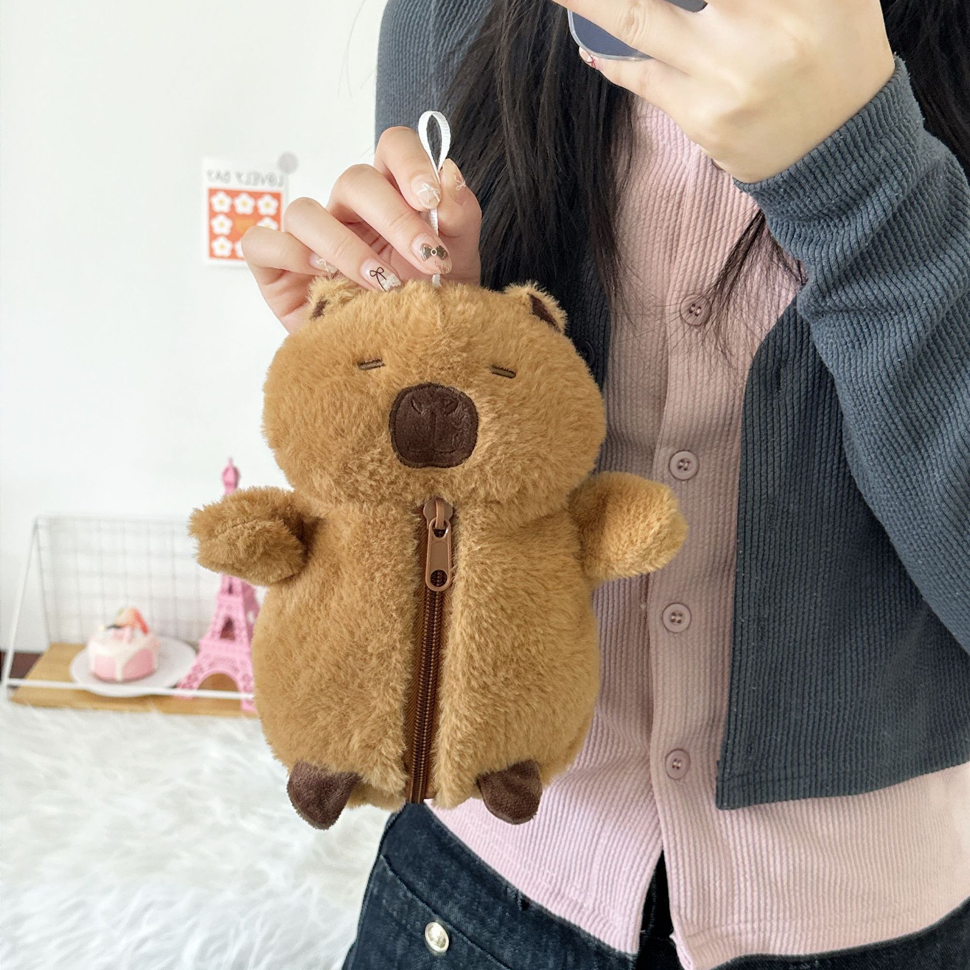 The new Capibara plush pen case is a cute and creative stationery bag for young girls and students, as well as a desktop pencil storage bag Specification drawing
