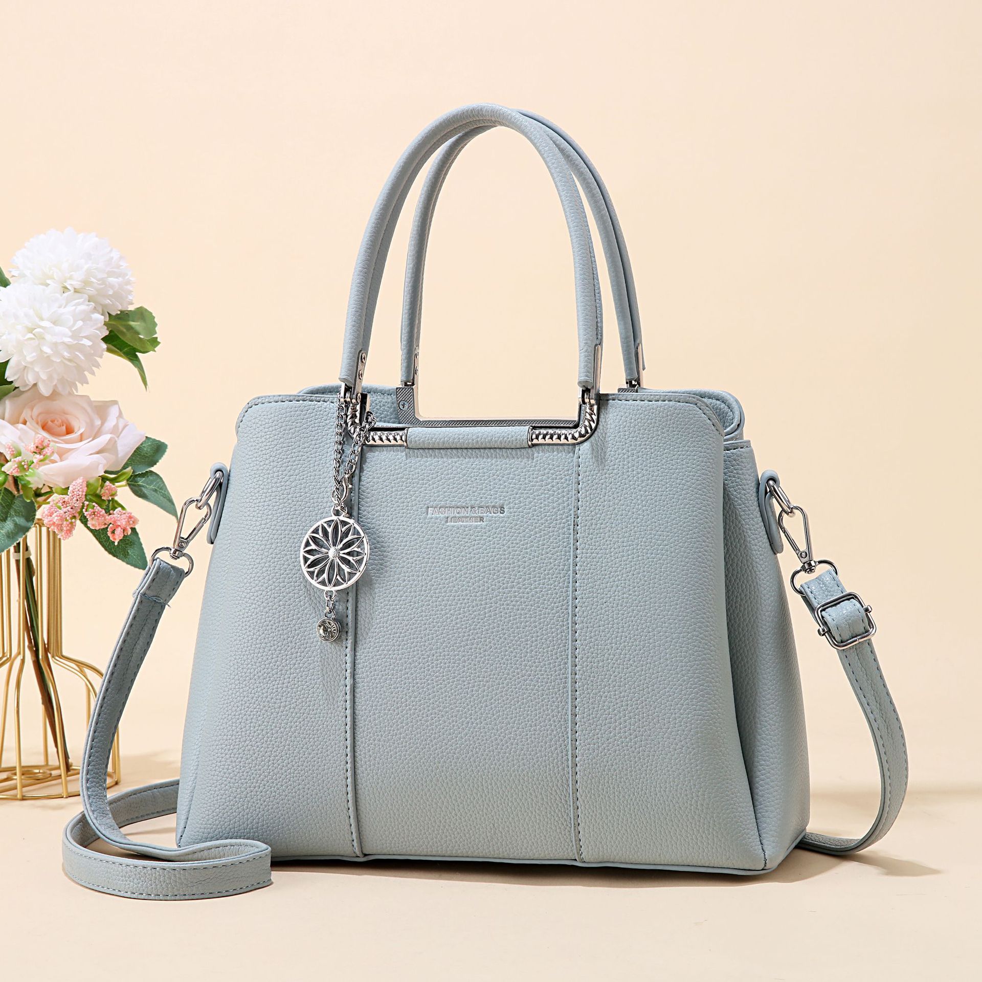 High-end large-capacity single-shoulder bag, crossbody bag, 2025 new fashionable and trendy women's bag, handbag manufacturer wholesale for women Application Scenario