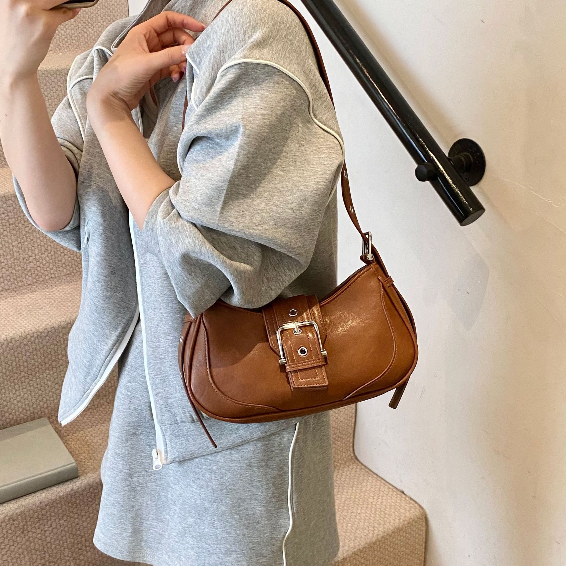 Bag Girl 2025 New retro hot Girl underarm bag, niche quality, fashionable and simple crescent bag, single-shoulder crossbody bag details Picture