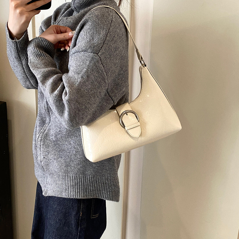 A high-end and niche design underarm crossbody bag for women, a new 2025 trendy and versatile single-shoulder bag for commuting Application Scenario